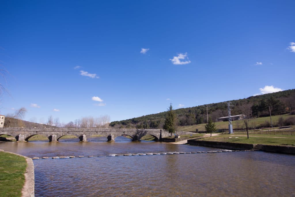 Río Duero atravesando Salduero. Césped, caminos y escaleras hacia el río. Por Robcartorres.