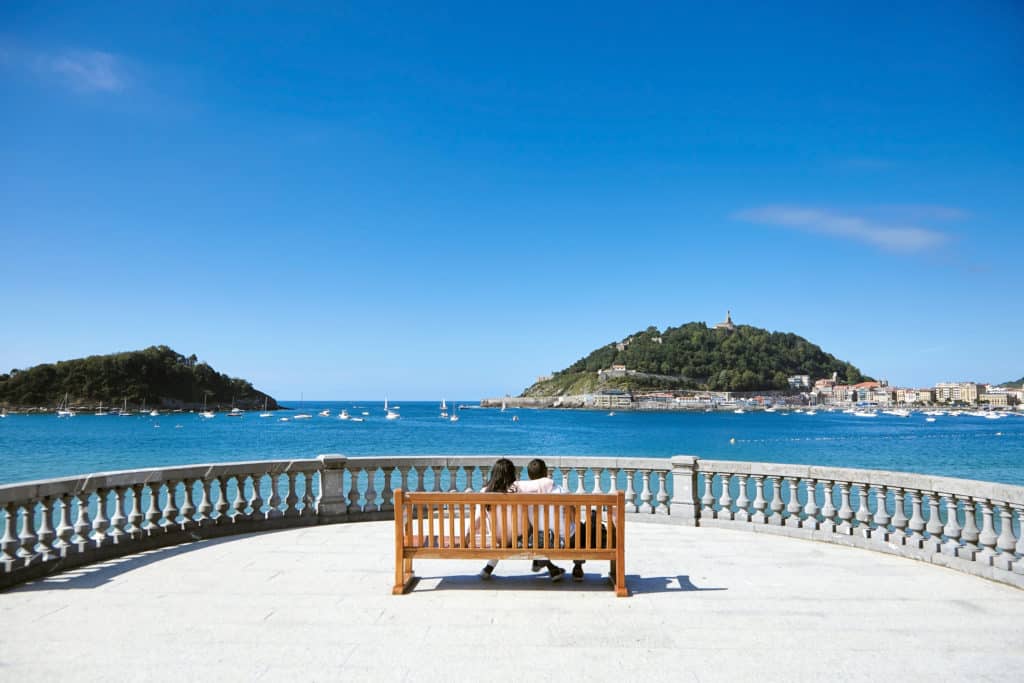 Pequeño mirador-terraza en San Sebastian. Por mikeosphoto