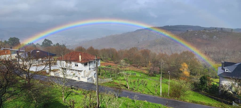 Arco iris sobre el pueblo de Avion en Ourense