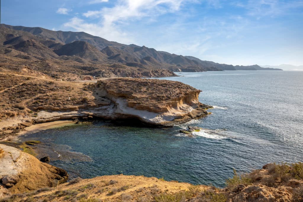 Cuevas y relieves en Calanegre. Por AntonioLopez.