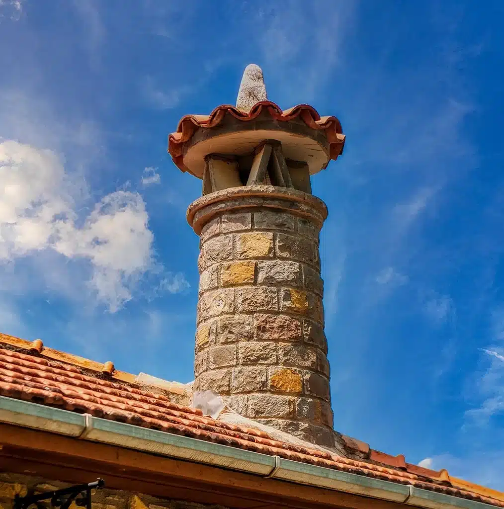 Una de las características chimeneas troncocónicas o 'espantabrujas', típicas de las poblaciones del Alto Aragón.