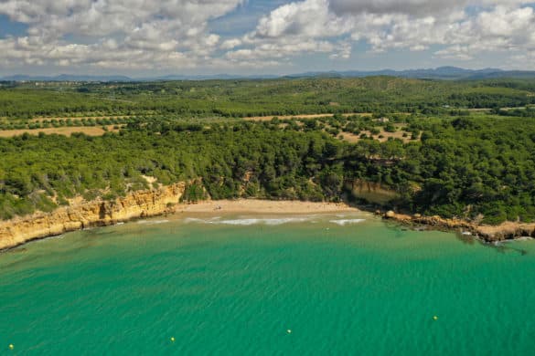 5 playas en Tarragona: aguas cristalinas en la Costa Dorada