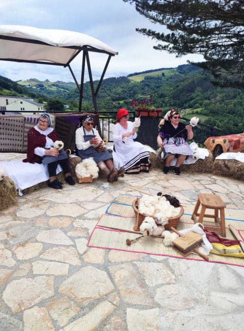 Mujeres tejedoras de Santa Eulalia de Oscos