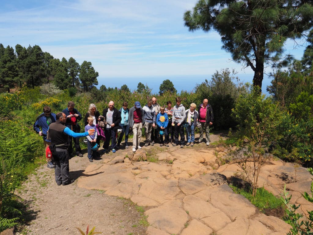 Grupo de visitantes observando lava basáltica. Página web Cueva del Viento. www.cuevadelviento.net