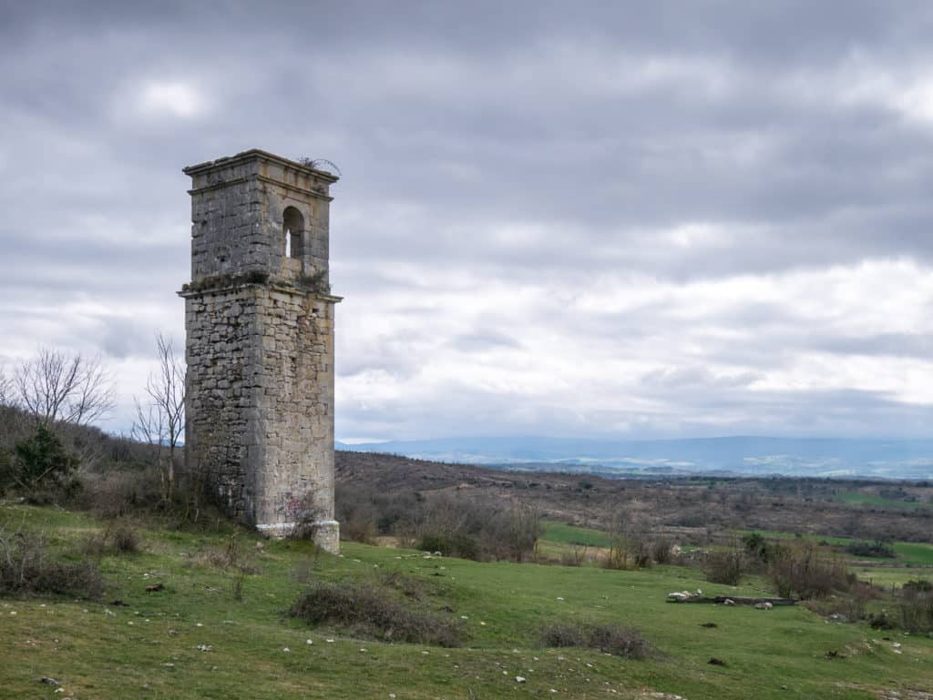 Torre antigua iglesia de San Miguel, Ochate. Por btPhot