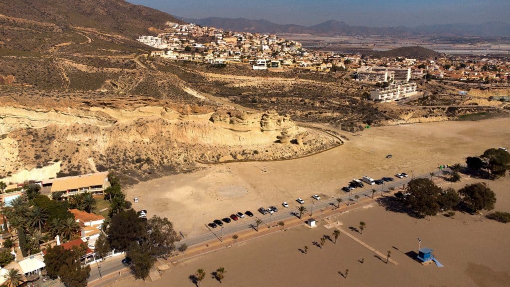 Fotografía con la que hacerse una idea de su localicación y protección (valla). Por Franciscojos