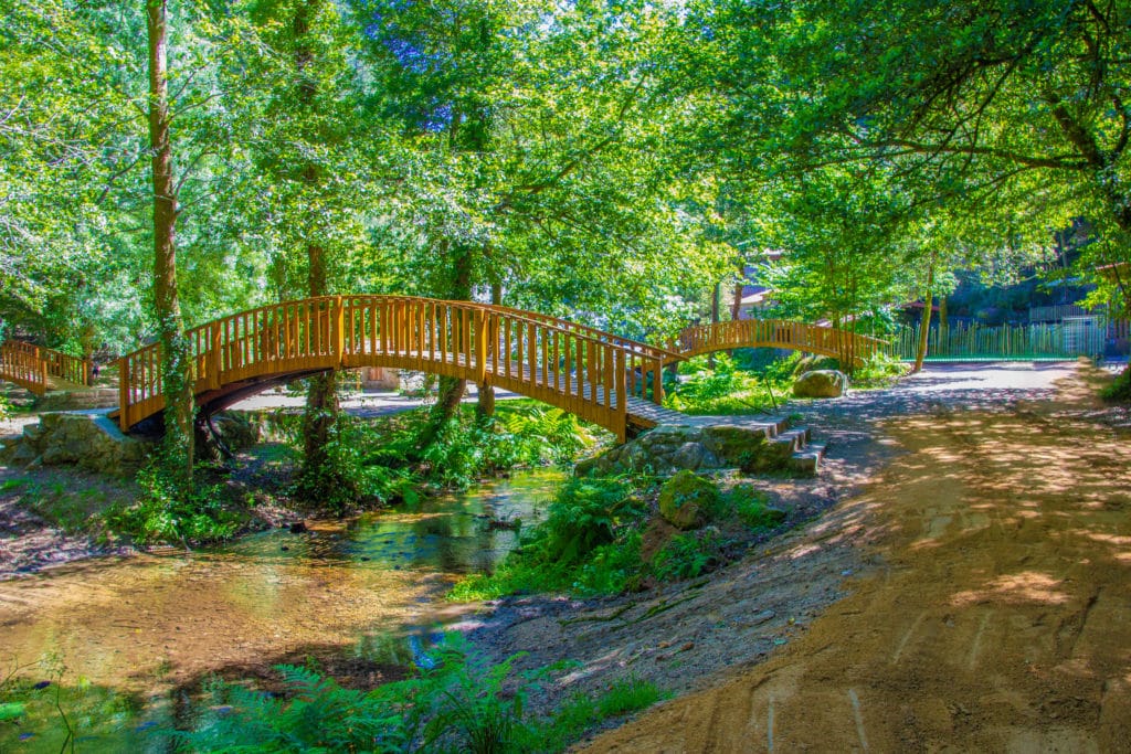 Uno de los puentes del sendero de los molinos del Parque de la Naturaleza del Río Barosa. Por Iago.