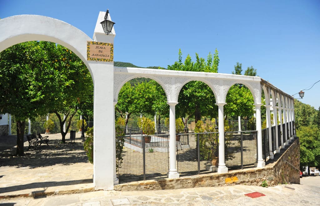 Plaza de Andalucía en Benamahoma, Grazalema. Por joserpizarro.