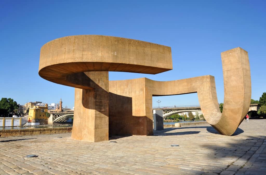 Monumento a la tolerancia, una de las esculturas de Chillida, en Sevilla