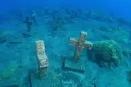 Las 40 cruces de Malpique: un cementerio bajo el mar 