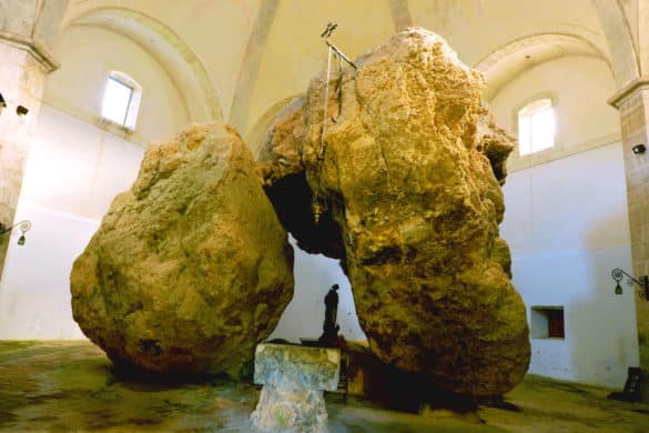 Un altar entre 3 grandes rocas: así es la ermita de Markina