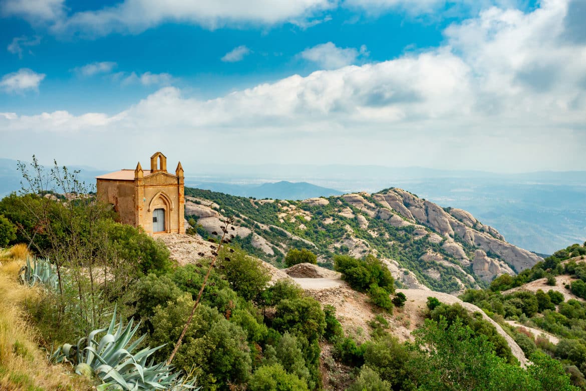 Rutas Por El Macizo De Montserrat La Montaña Más Emblemática De Cataluña