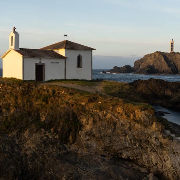 Ermita de la Virxe do Porto y faro de Punta Frouxeira al fondo